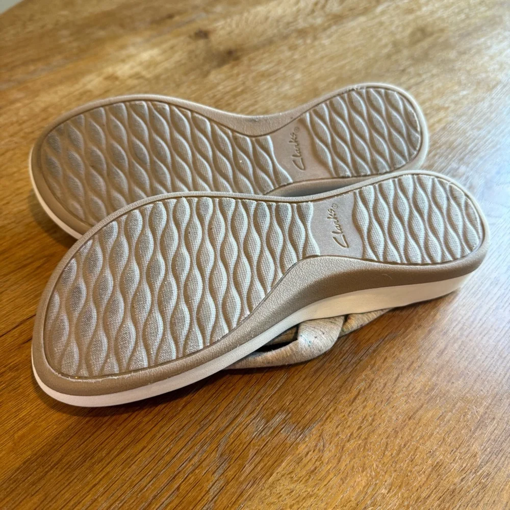 Clarks Cloudsteppers Women's Tan/Grey Platform Thong Sandals Size 9